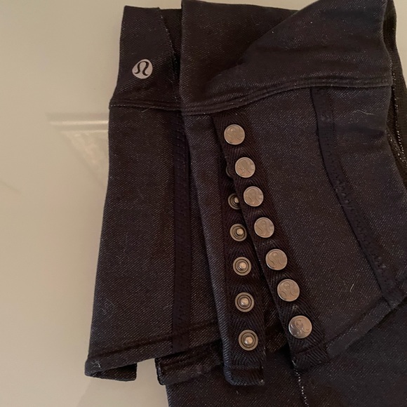 Lululemon Button Capri size 2 - Picture 4 of 8